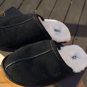 UGG SCUFF Men's Size 12 BLACK  SLIPPERS/1101111 BLK/NEW